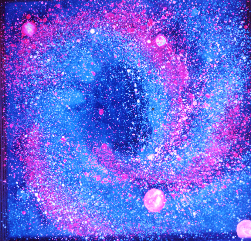 Scultura in resina con pigmenti UV che evoca un vortice primordiale